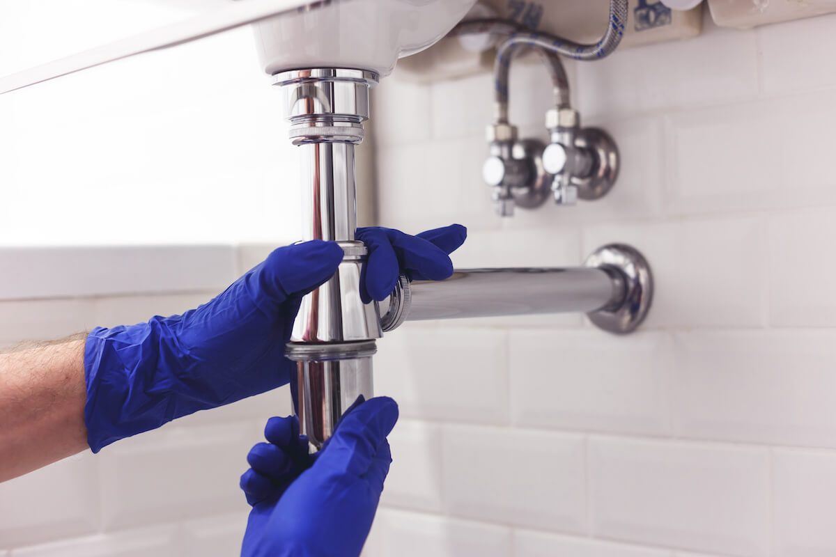 http://www.tubshroom.com/cdn/shop/articles/plumber-fixing-pipes_0ff9e95a-4e48-4b1e-a103-26a5ef27db4c_1200x800.jpg?v=1629261670